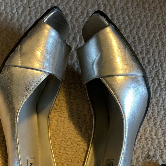 Steve Madden Silver heels, Size 7 - Picture 5 of 11